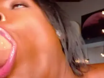 Chaturbate Live Sex Cam of nahomicampbell_